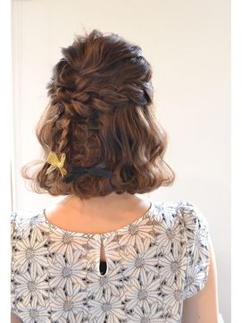 結婚式の髪型 ミディアムの編み込みヘアアレンジ３０選 アップや