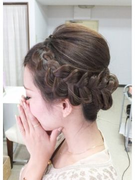 結婚式の髪型 ミディアムの編み込みヘアアレンジ３０選 アップやハーフアップ