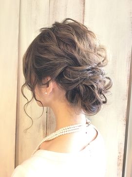 結婚式の髪型 ミディアムの編み込みヘアアレンジ３０選 アップやハーフアップ
