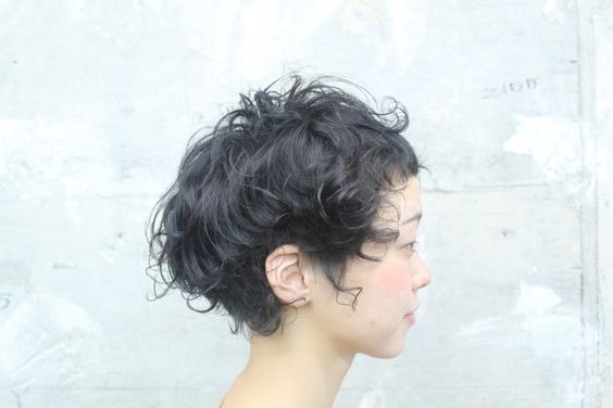 女性 黒髪ショートのパーマの髪型 ヘアアレンジ１５選